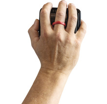 Une main portant une bague rouge tient un smartphone.