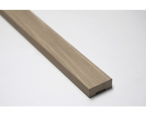 Holzfußleiste mit Nut