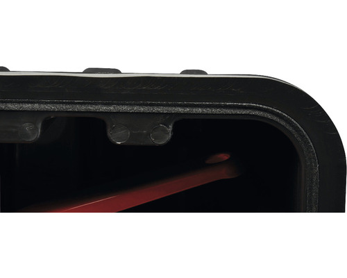 Vue détaillée d''une boîte à outils noire avec un outil rouge