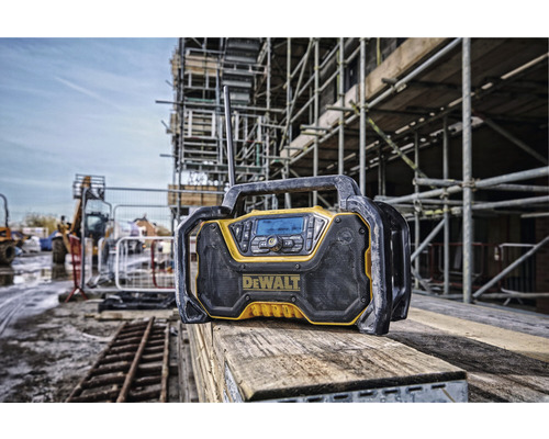 DeWalt Baustellenradio mit Antenne auf einer Baustelle