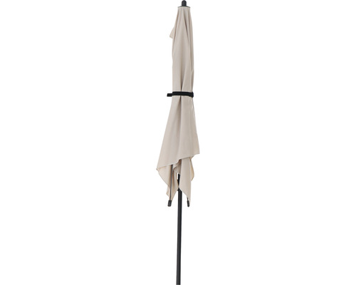 Geschlossener Sonnenschirm mit Mast