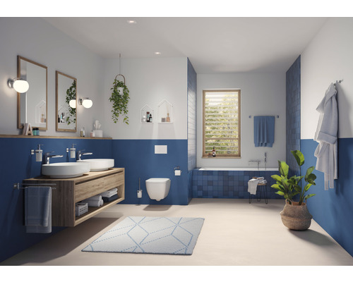 Modernes Badezimmer mit Waschtisch, Spiegeln, Toilette und Badewanne in Blau und Weiß