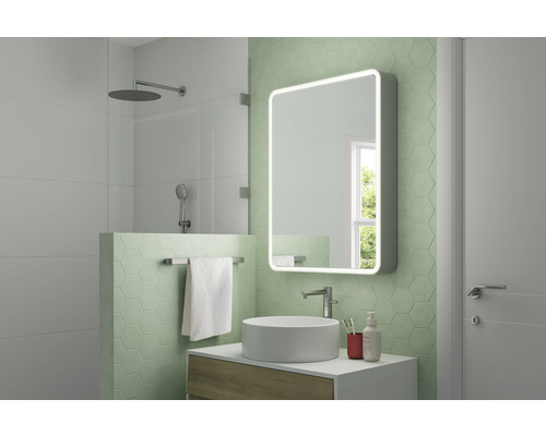 Modernes Badezimmer mit Dusche, Waschbecken und beleuchtetem Spiegel