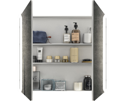 Armoire de toilette ouverte avec divers articles de salle de bain sur les étagères