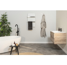 Modernes Badezimmer mit freistehender Badewanne, Waschtischunterschrank und Handtuchwärmer