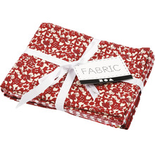Pile de carrés de tissu à motifs floraux avec ruban