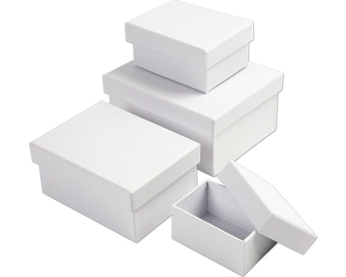 Pile de boîtes cadeaux blanches en carton