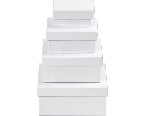 Cartons blancs empilés de différentes tailles