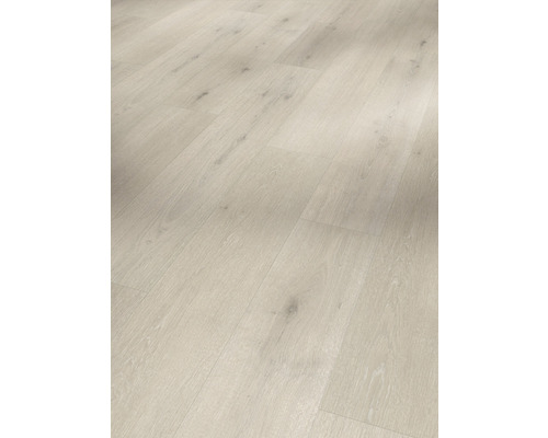 Heller Laminatboden mit Holzstruktur