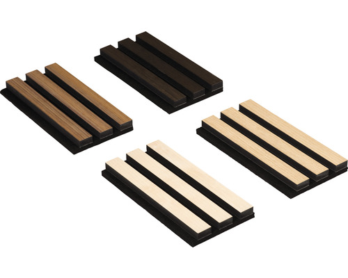 Vier Holzpaneele mit Lamellenstruktur