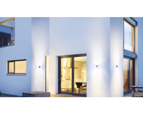 Außenansicht eines modernen Hauses mit Wandleuchten für den Außenbereich