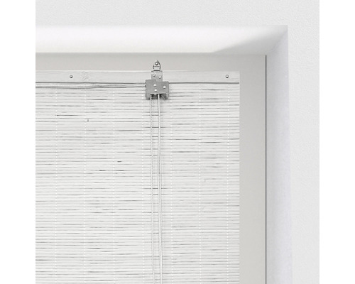 Store vénitien en bambou blanc à la fenêtre