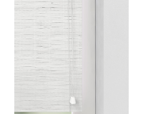 Store vénitien en bambou blanc avec cordon de serrage sur la fenêtre