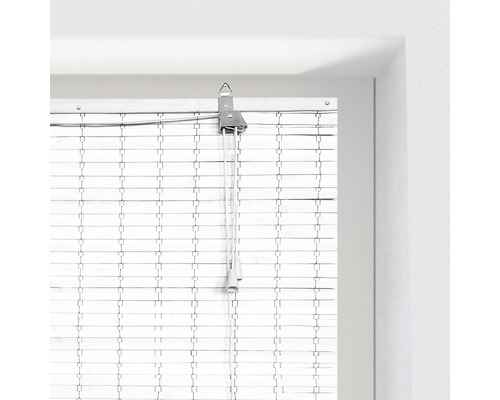 Gros plan d''un store en bois avec mécanisme de commande