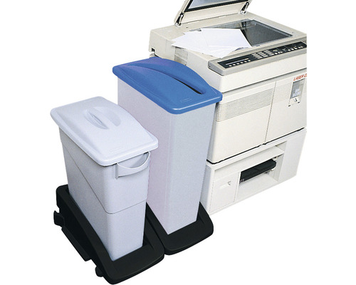 Couvercle avec poignée pour collecteur de matériaux 60/90 l gris Scène de bureau avec poubelle à papier et imprimante laser