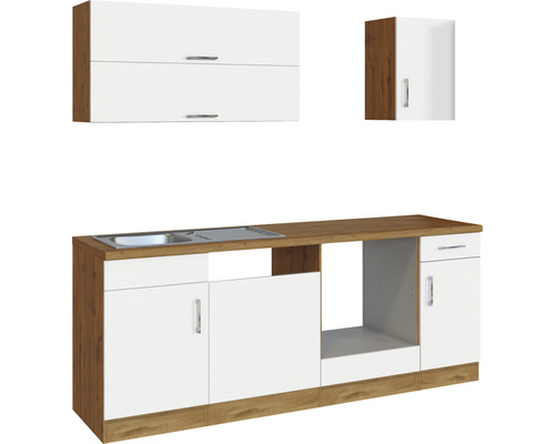 Küchenzeile mit Spüle und Ober- sowie Unterschränken