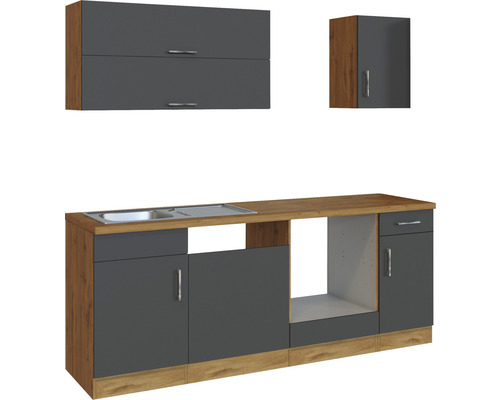 Küchenzeile mit Spüle, Hängeschränken und Unterschränken