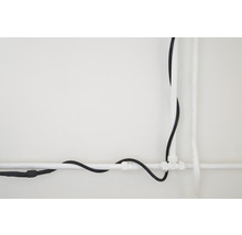 Installation mit Elektrokabel und Wasserrohr vor weißem Hintergrund