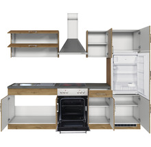 Komplette Küche mit Schränken, Spüle, Herd, Dunstabzugshaube und Kühlschrank