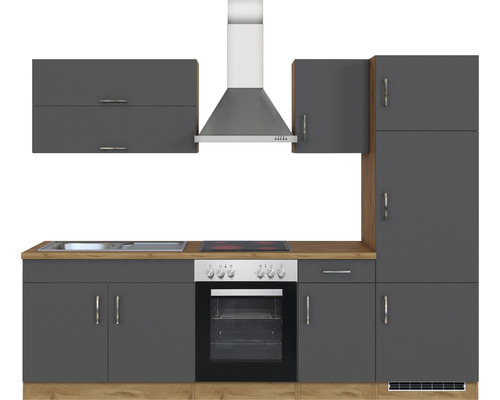 Küchenzeile mit Spüle, Herd, Dunstabzugshaube und Schränken