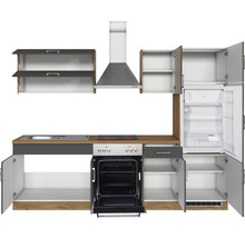 Cuisine équipée avec éléments hauts, évier, cuisinière, four et réfrigérateur