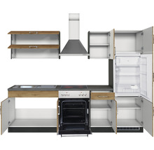 Küchenzeile mit Spüle, Herd, Dunstabzugshaube und Kühlschrank