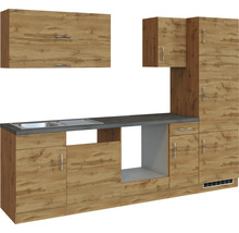 Cuisine complète avec évier, armoire suspendue et meubles bas en aspect bois