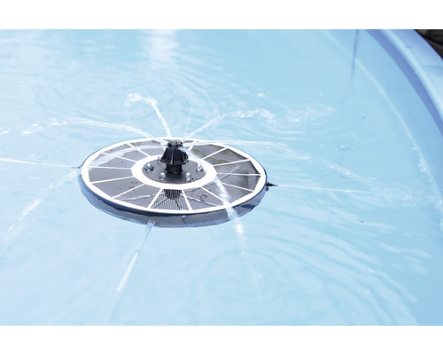 Schwimmende Solar-Gartenpumpe im Wasser mit Fontänen