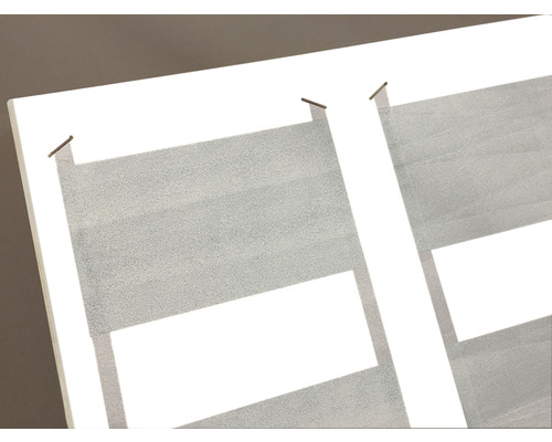 Nahaufnahme eines weißen Regals mit grauen Akzenten und Metallstiften