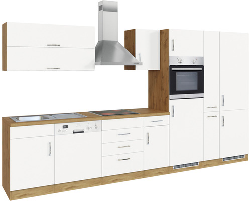 Komplette Küche mit Spüle, Geschirrspüler, Herd, Dunstabzugshaube und Backofen in Weiß und Holzoptik