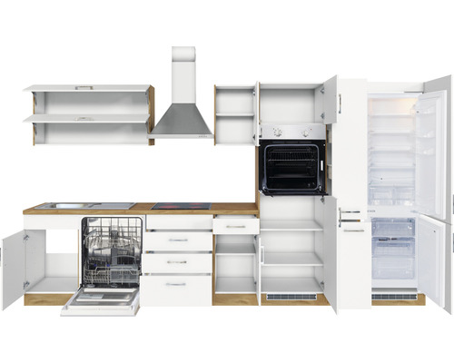 Komplette Küche mit Geschirrspüler, Kühlschrank, Dunstabzugshaube, Backofen, Spüle und Kochfeld.