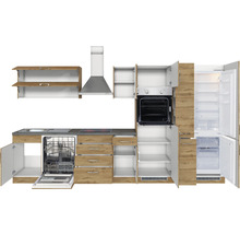 Cuisine complète avec évier, lave-vaisselle, cuisinière, four, hotte aspirante et réfrigérateur.