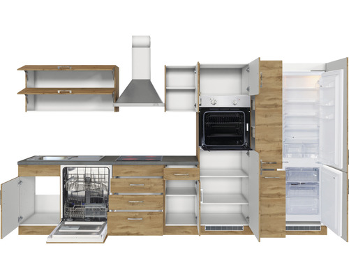 Komplette Küchenzeile mit Spüle, Geschirrspüler, Herd, Backofen, Dunstabzugshaube und Kühlschrank.