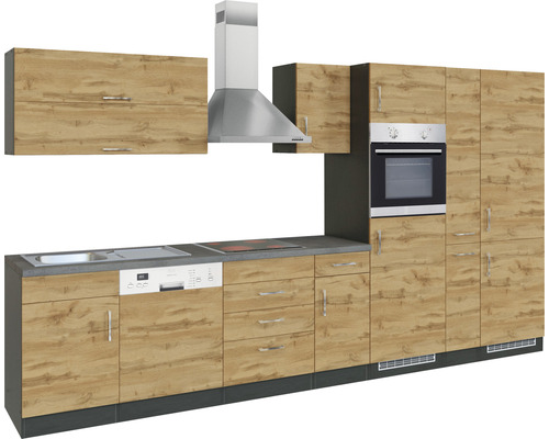 Komplette Küche mit Spüle, Herd, Spülmaschine, Backofen und Dunstabzugshaube.