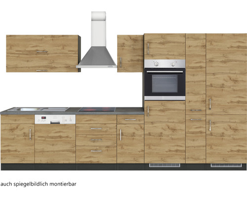 Komplette Küche mit Spüle, Geschirrspüler, Herd, Ofen, Dunstabzugshaube und Schränken in Holzoptik.