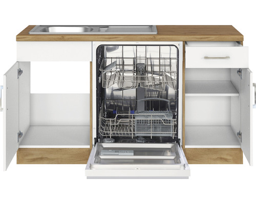 Küchenzeile mit Geschirrspüler und offenem Stauraum