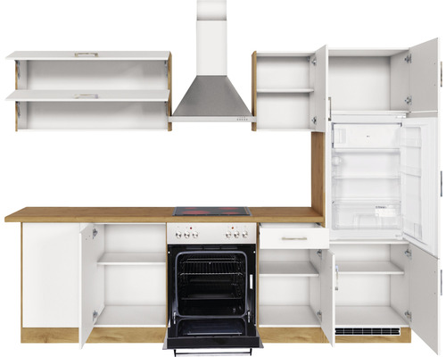 Küchenzeile mit Hängeschränken, Dunstabzugshaube, Herd mit Backofen und Kühlschrank