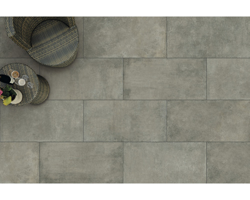 Grossformatige Fliesen auf einer Terrasse mit Sitzgelegenheit