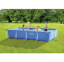 Rechteckiger Pool der Marke Intex mit Familie im Garten.