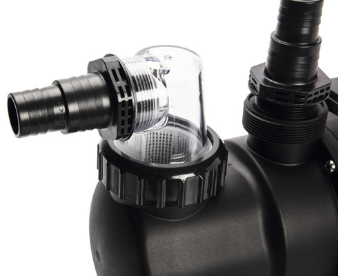 Detailaufnahme einer Teichpumpe mit transparentem Vorfilter