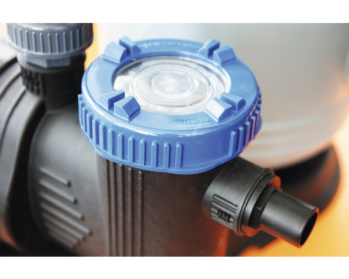 Gros plan d''une pompe de piscine avec couvercle de fermeture bleu