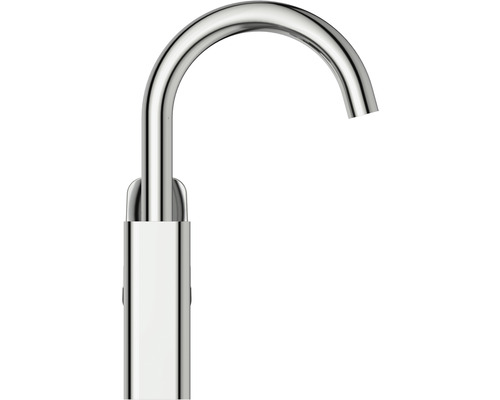 Detailansicht eines Wasserhahns aus Metall.