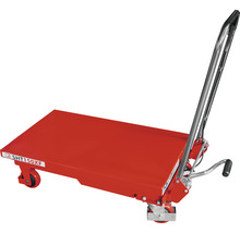 Roter Scherenhubwagen mit Handgriff und Rollen