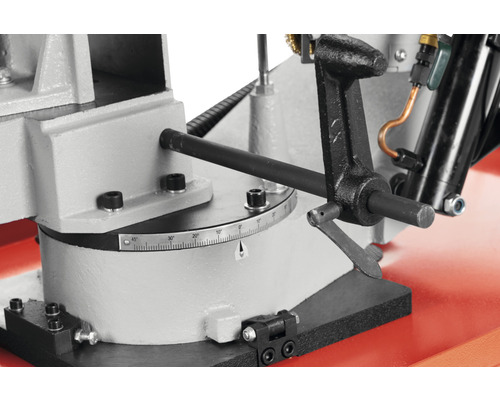 Detail einer Metallsäge mit Winkelskala für präzise Schnitte