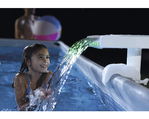 Fille dans la piscine avec cascade de piscine