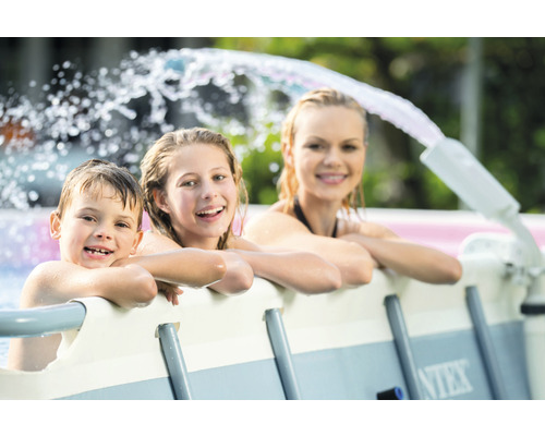Famille dans une piscine tubulaire avec jet d''eau pour le plaisir de la baignade dans le jardin