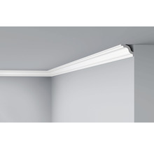Vue d''angle d''une pièce avec une moulure décorative blanche comme finition de plafond.