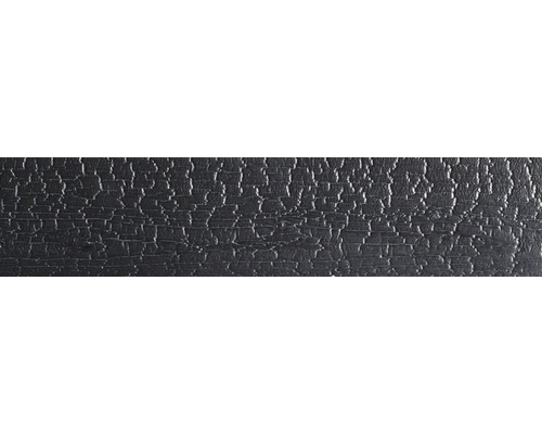 Façade en bois sombre avec texture craquelée