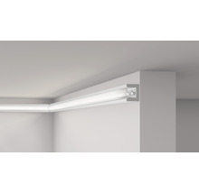 Beleuchtete Zierleiste an Wand und Decke