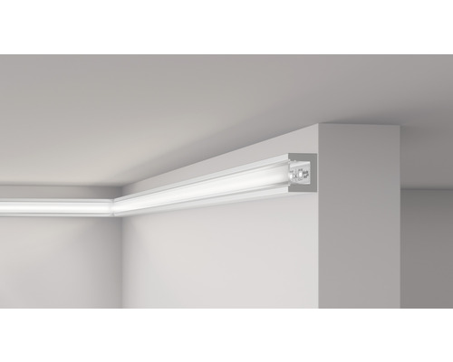 Moulure décorative éclairée sur le mur et le plafond